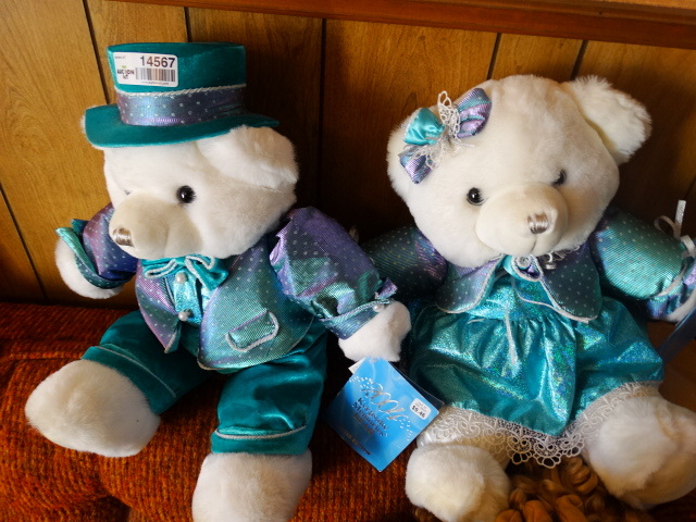 lot 14567 image: 2004 keepsake memory bears.