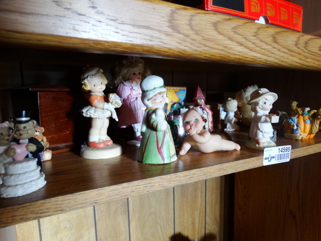 lot 14595 image: Lot of figurines.
