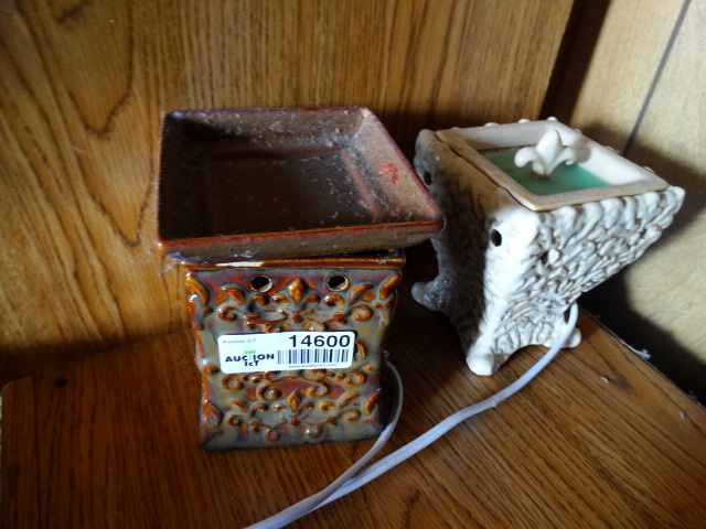 lot 14600 image: 2 Electric wax melts.