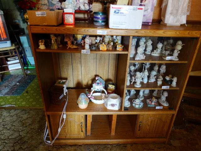 lot 14601 image: Entertainment center.