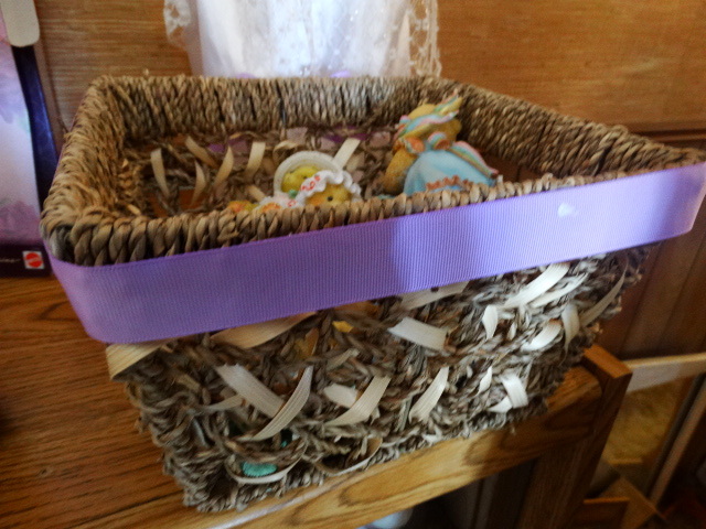 lot 14603 image: Basket with Cherished teddies decor.