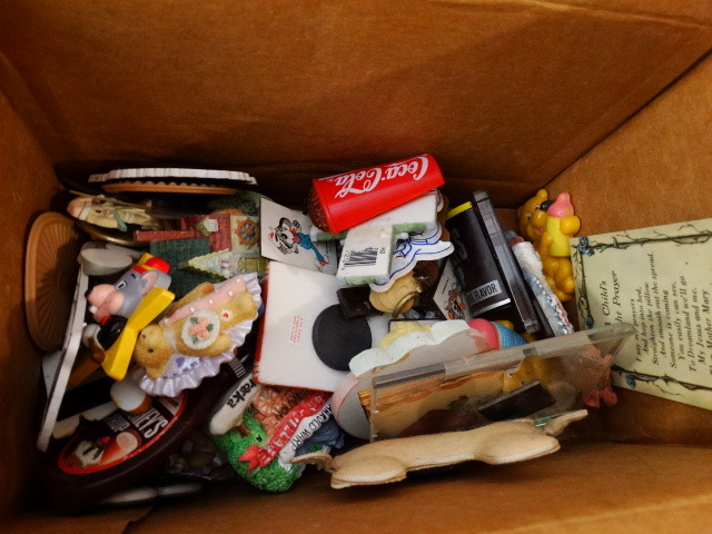 lot 14615 image: Lot of refridgerator magnets.