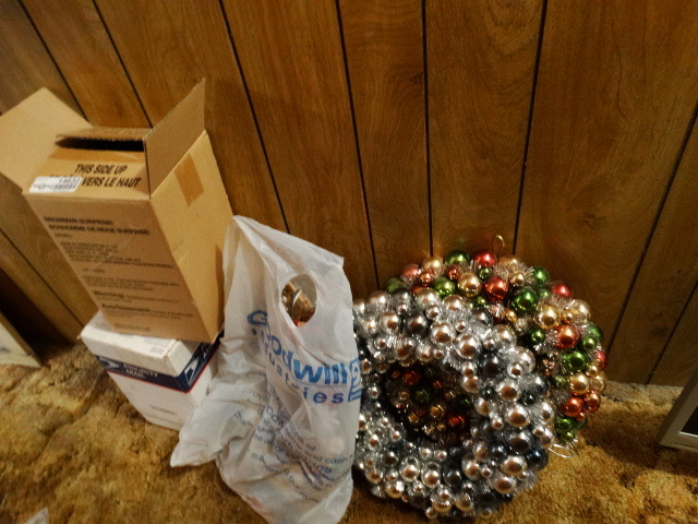lot 14632 image: Christmas decor and 4th of july decor.