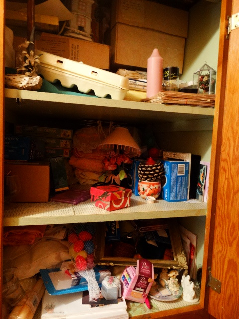 lot 14635 image: Contents in cabinet.