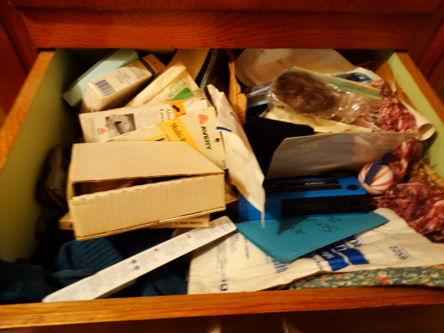 lot 14636 image: Contents in 4 drawers.