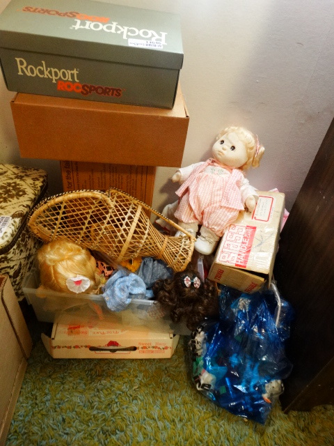 lot 14646 image: Lot of dolls and doll accersories.