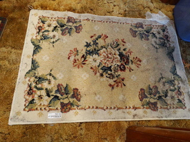 lot 14656 image: Floor rugs and 2 holiday reefs.