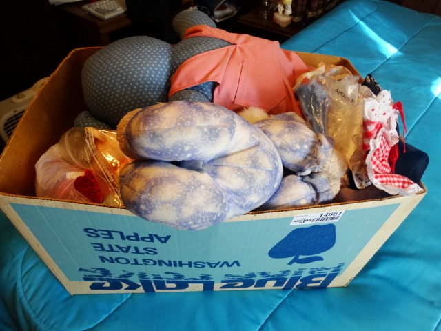 lot 14661 image: Lot of beanie babies and stuffed animals.
