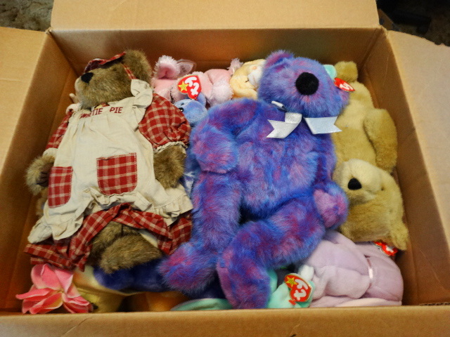 lot 14662 image: Lot of beanie babies and stuffed animals.