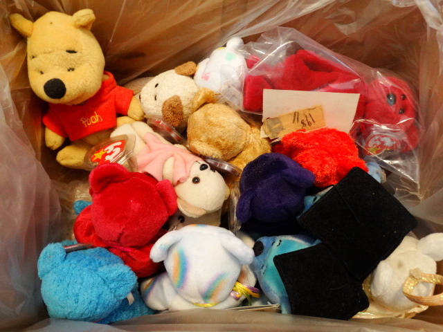 lot 14666 image: Lot of beanie babies.