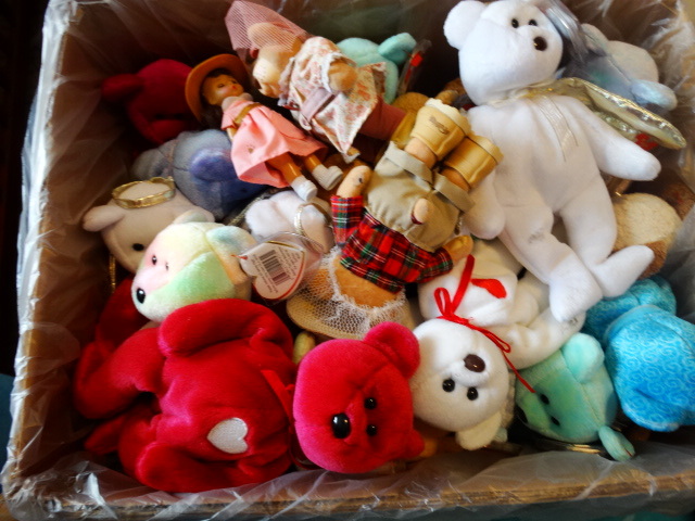 lot 14667 image: Lot of beanie babies.