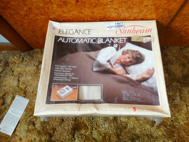lot 14671 image: Sunbeam automatic blanket, new.