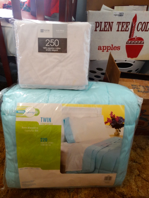 lot 14673 image: Twin comforter and a twin fitted sheet.
