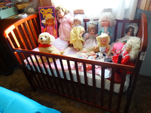 lot 14676 image: Wooden baby crib, drop side.