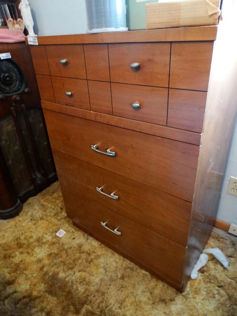lot 14684 image: 4 Drawer dresser.