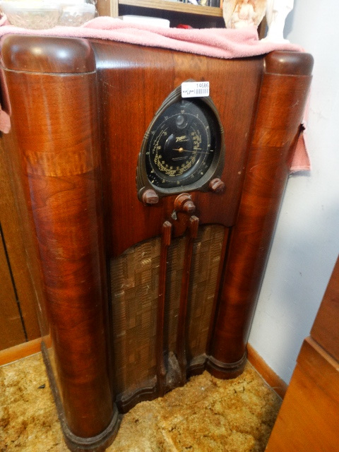 lot 14686 image: 1930s Zenith long distance radio.