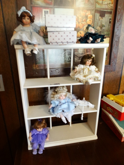 lot 14698 image: Small wooden shelf with 5 porcelian dolls.