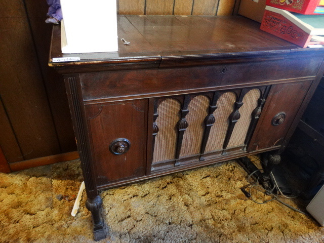 lot 14699 image: Burnswitch balke collender record player.