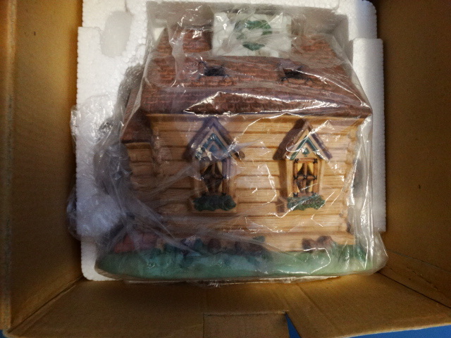 lot 14702 image: Partylite, Forest friends tealight house.