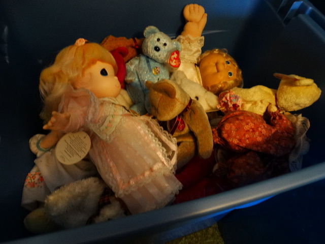 lot 14703 image: Tote with dolls.
