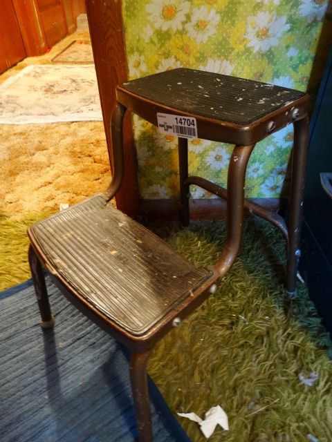 lot 14704 image: Metal step stool.