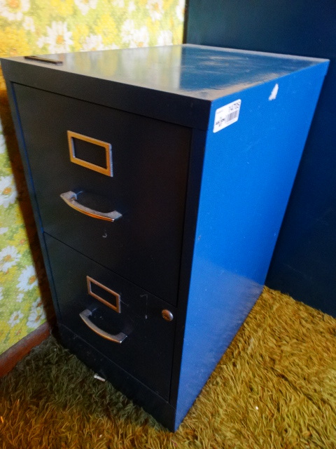 lot 14705 image: 2 Drawer file cabinet with contents.