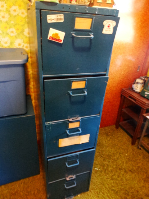 lot 14707 image: 5 Drawer file cabinet with contents.