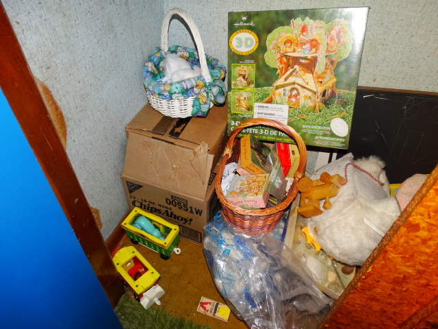 lot 14708 image: Contents in closet.