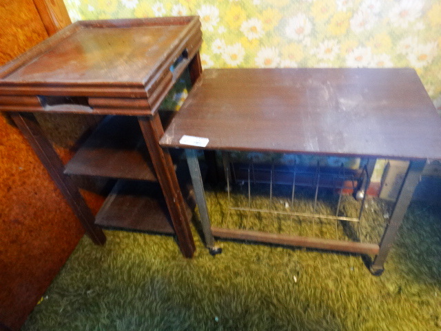 lot 14711 image: Table wbook rack on wheels.