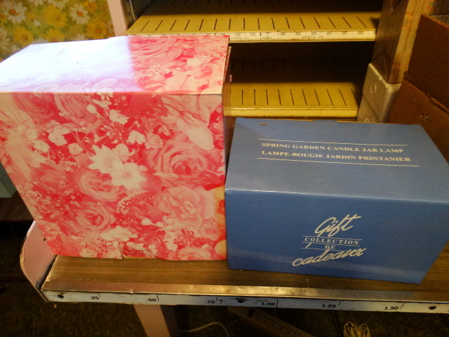 lot 14719 image: Tea time candle collection, & spring garden candle jar lamp.