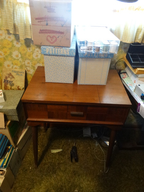 lot 14730 image: Lot of sewing threads, 2 boxes of sewing patterns.