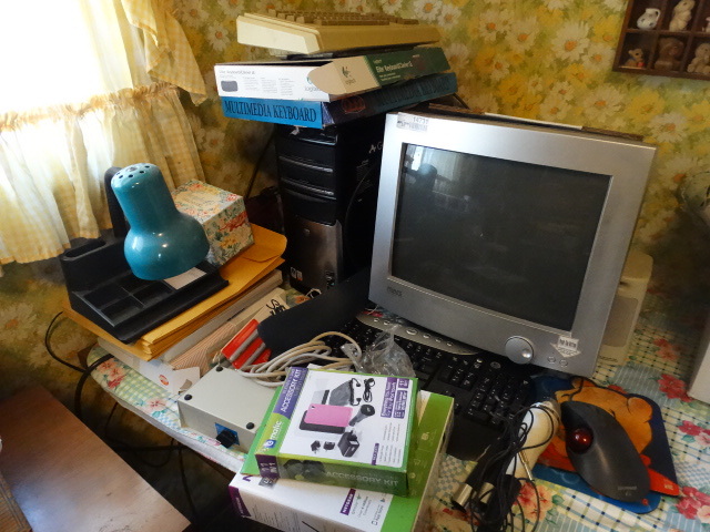 lot 14731 image: Lot with computer monitor, keyboards, desk lamp and more.