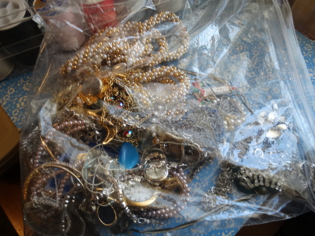 lot 14732 image: Lot of costume jewelry.