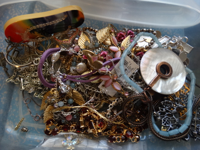 lot 14733 image: Lot of costume jewelry.