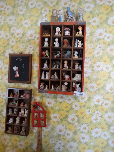 lot 14737 image: Lot of wall shelfs and knickknacks.