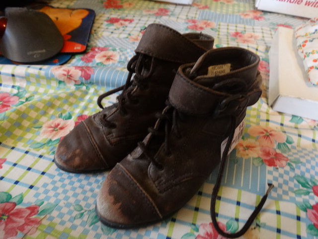 lot 14738 image: Old pair of Sonya size 9 toddler boots.