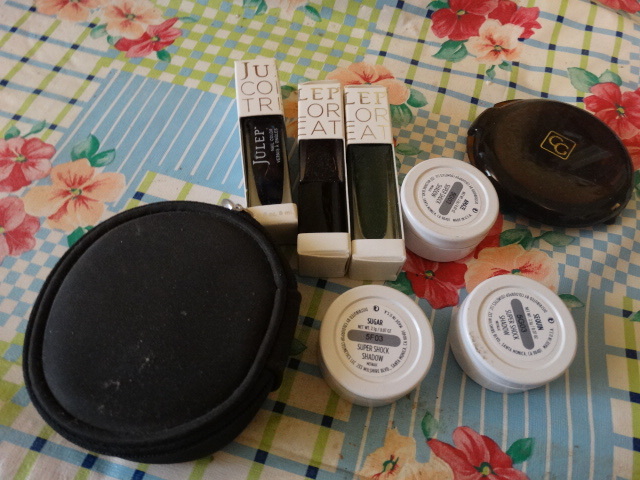 lot 14741 image: Make up.