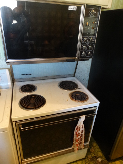 lot 14751 image: Tappen electric stove with oven attached ontop.