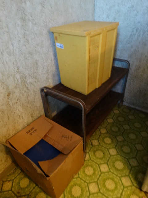 lot 14754 image: Small clothes hamper and small cart on wheels.