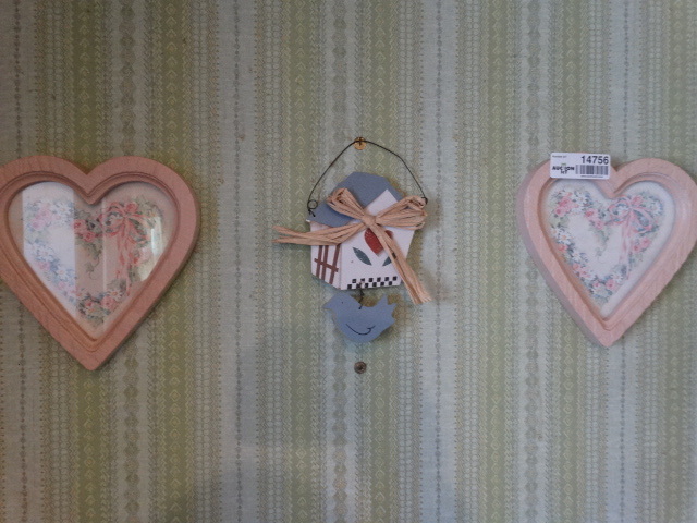 lot 14756 image: All wall decor in kitchen.