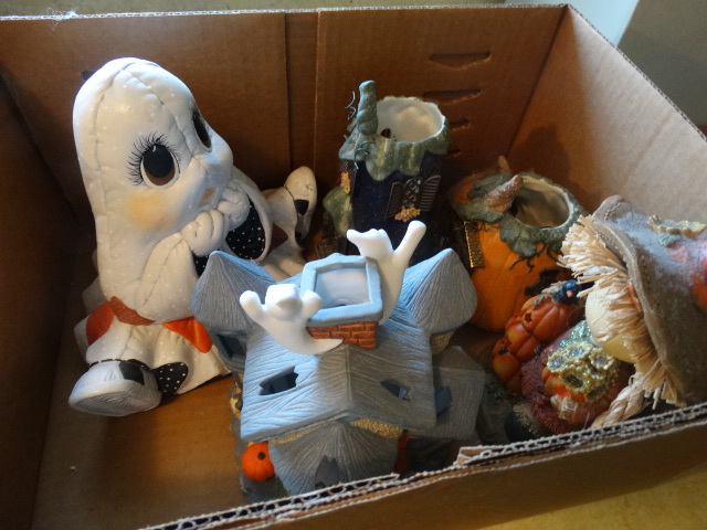 lot 14759 image: Lot of glass halloween decor.
