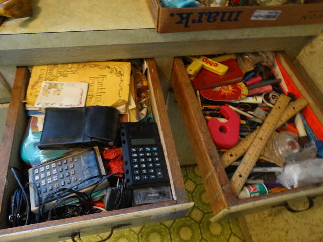 lot 14763 image: 2 Pull out drawer contents.