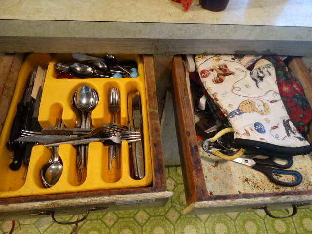 lot 14767 image: Contents in 2 pull out drawers.