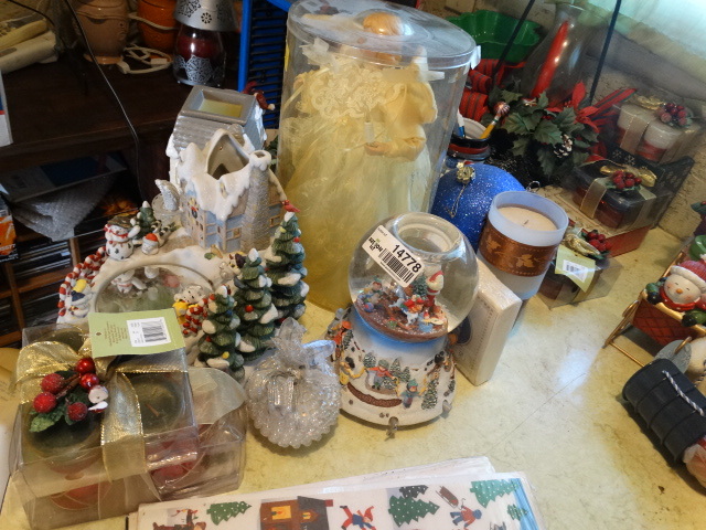 lot 14778 image: Lot of christmas.