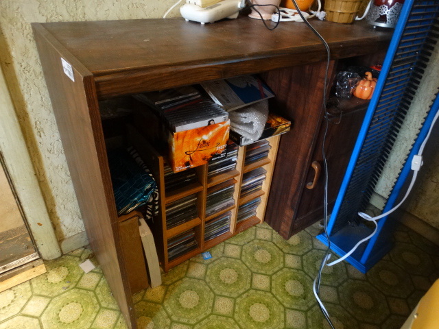 lot 14782 image: Desk and cds and cd holder.
