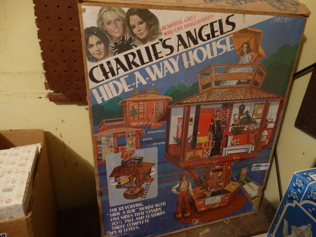 lot 14797 image: Charlies angels hide away house in original box.