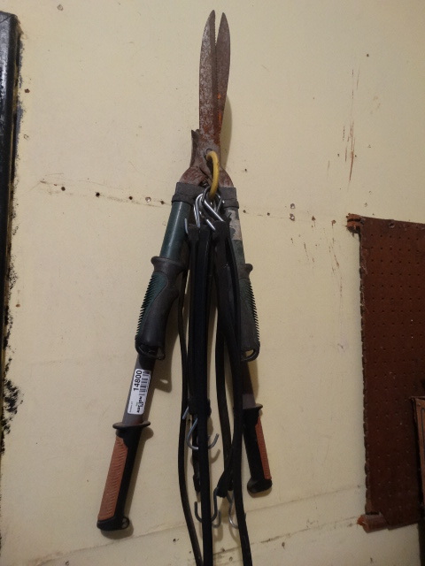 lot 14800 image: Lot of clippers and bungee cords.