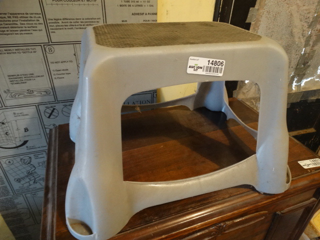lot 14806 image: Step stool.