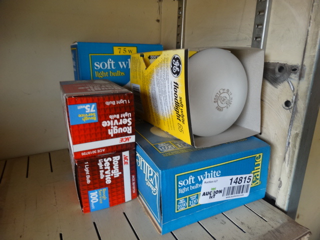 lot 14815 image: Lot of assorted light bulbs.