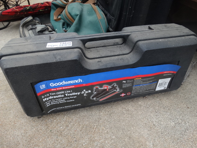 lot 14835 image: Goodwrench 2 12 ton hydraulic trolly jack.